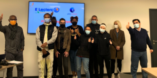 poe_employe_polyvalent_alsace photo de groupe formation employé polyvalent Leclerc wintzenheim avec les pouces en l'air
