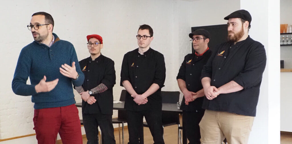 groupe cqp boucherie au côtés de leur responsable pédagogique dans la salle de leur bilan de fin de parcours