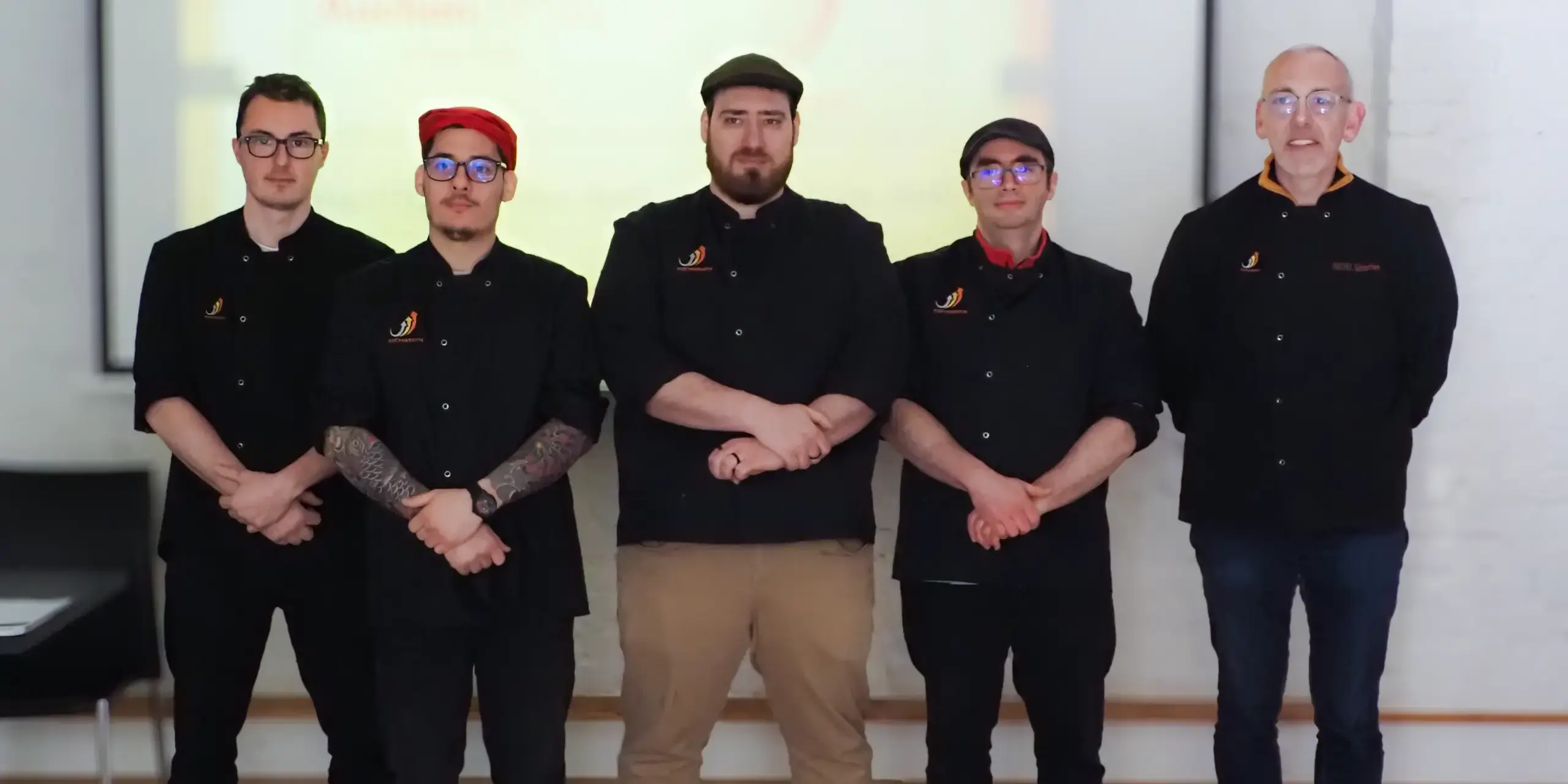 groupe_boucherie_formation_cqp_auchan_formission groupe d'apprenant en cqp boucherie aux côtés de leur formateur boucher lors de leur bilan de fin de parcours chez For'Mission