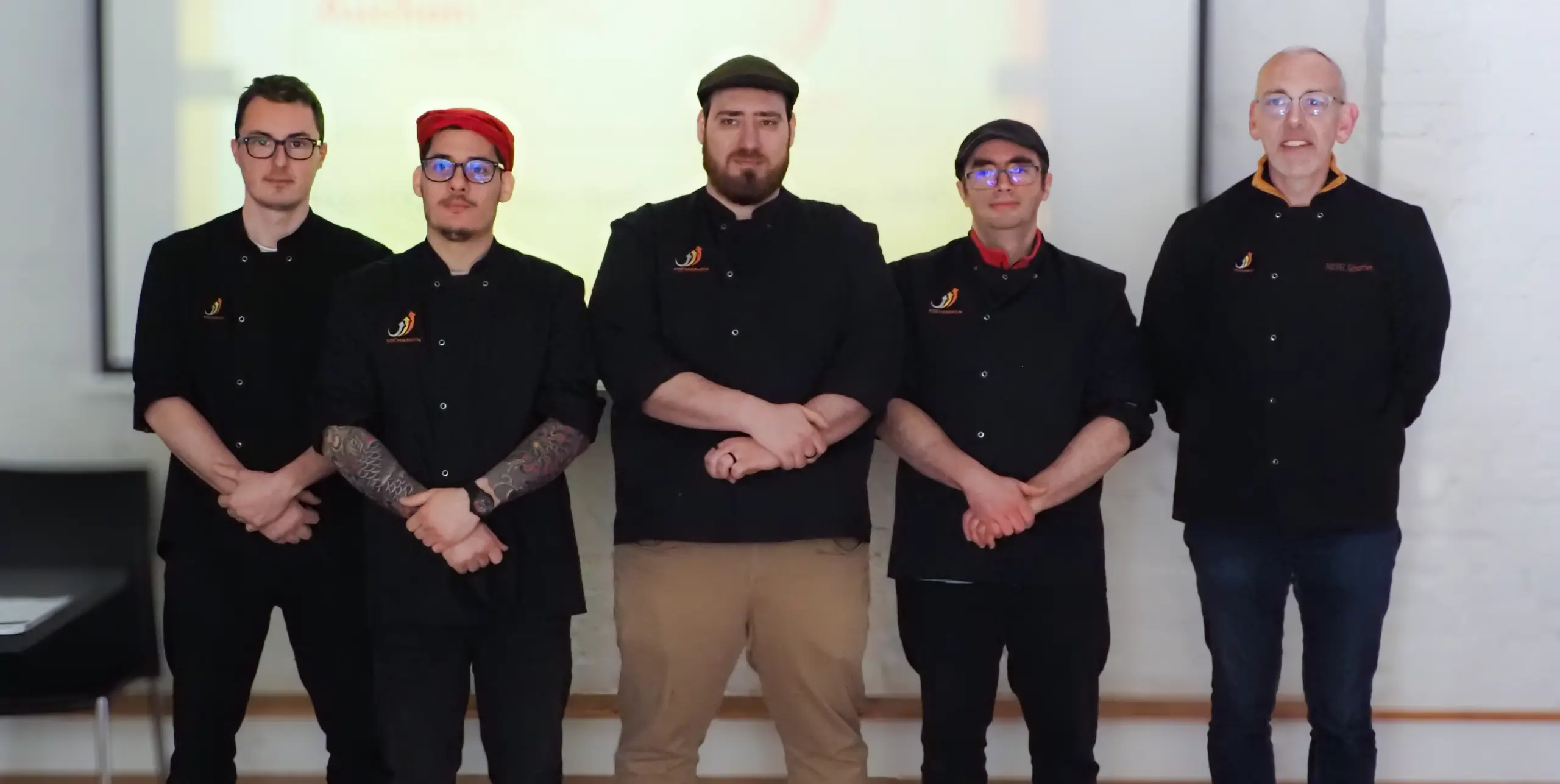 groupe d'apprenant en cqp boucherie aux côtés de leur formateur boucher lors de leur bilan de fin de parcours chez For'Mission